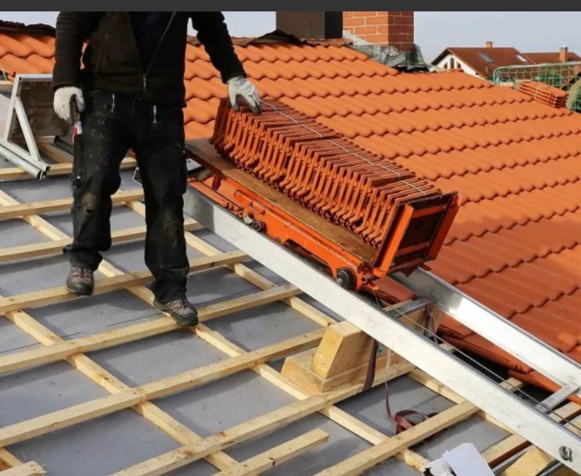 Installation de tuiles avec machine de levage